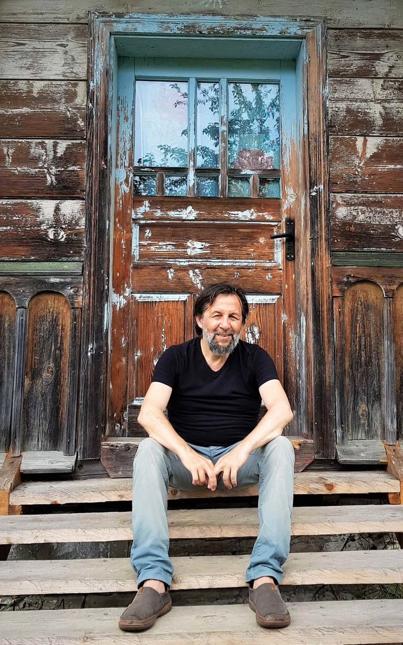 Przed domem, w którym mieszkał niegdyś Stanisław Vincenz, Huculszczyzna w Ukrainie. Zdjęcie: Małgorzata Sporek-Czyżewska